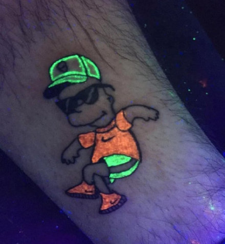 手臂上小清新的荧光纹身效果图案