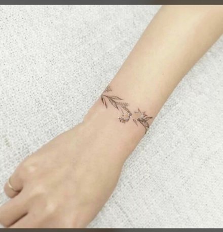 环绕手腕的小清新花环手环纹身