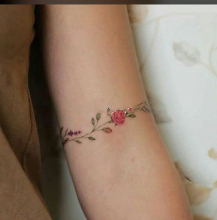 环绕手腕的小清新花环手环纹身