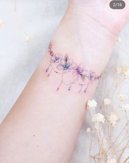 环绕手腕的小清新花环手环纹身