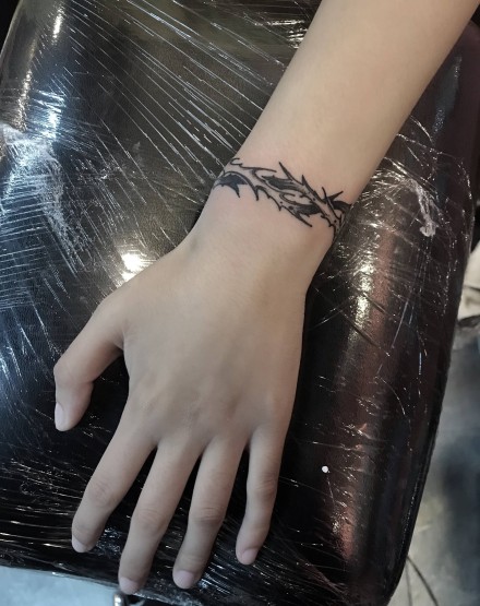 荆棘主题的一组带刺小纹身图片