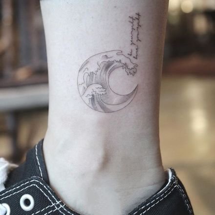 脚踝处极简的小纹身作品图片