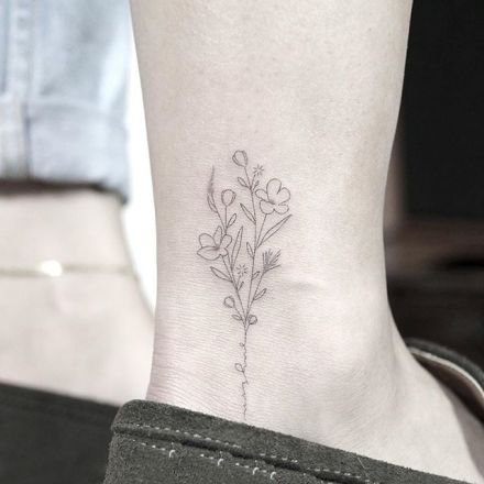 脚踝处极简的小纹身作品图片