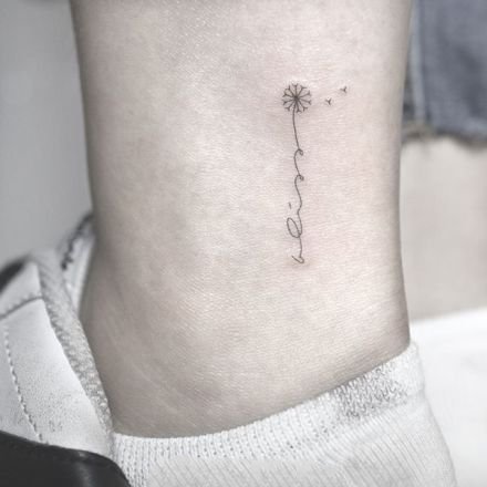 脚踝处极简的小纹身作品图片