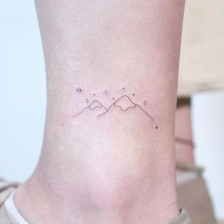 脚踝处极简的小纹身作品图片