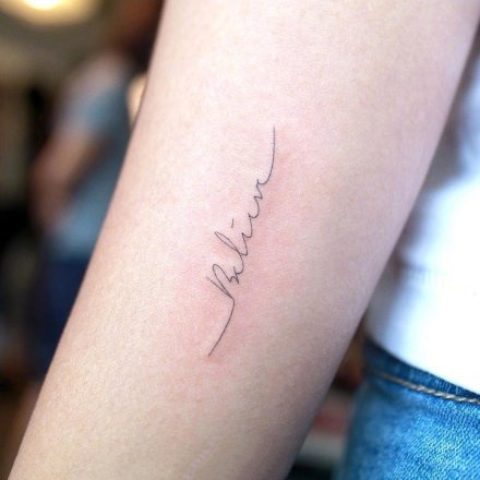 一组特别的极简小字母纹身图片