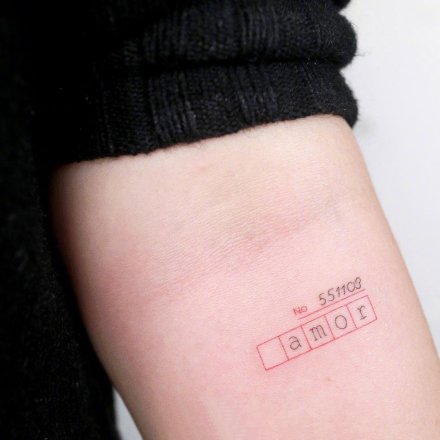 一组特别的极简小字母纹身图片