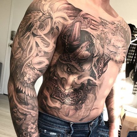 男性帅气的传统半身纹身作品图案