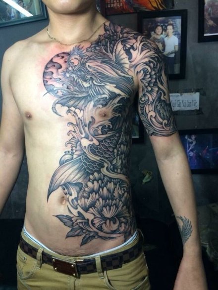 男性帅气的传统半身纹身作品图案