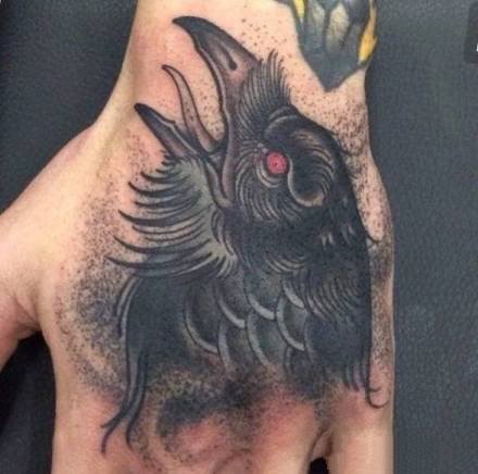 满手背上的彩色school纹身作品