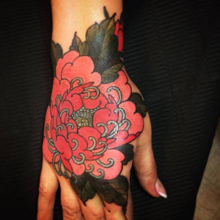 18组传统的传统满手背纹身图案