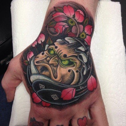 18组传统的传统满手背纹身图案