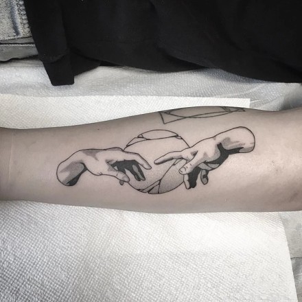 触碰手指的手势纹身作品图案欣赏