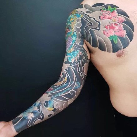 老传统风格的彩色半胛花臂纹身