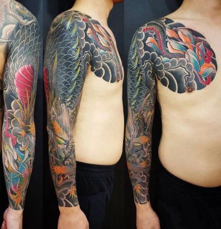 老传统风格的彩色半胛花臂纹身