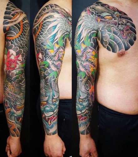 老传统风格的彩色半胛花臂纹身