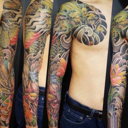 老传统风格的彩色半胛花臂纹身