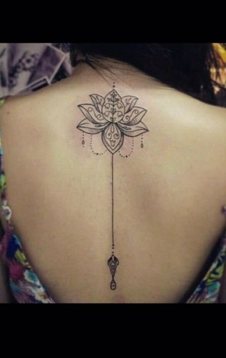女孩子后背唯美的脊柱梵花纹身图案