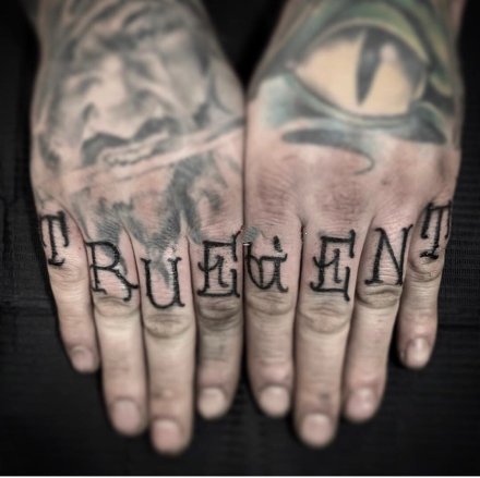 很个性的手背等花体字纹身图片