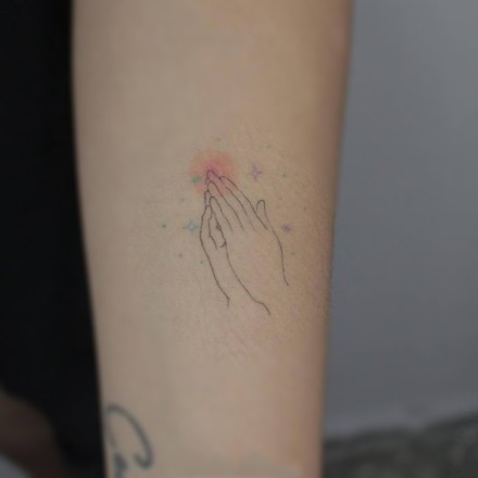 一组祈祷之手的手势纹身作品欣赏