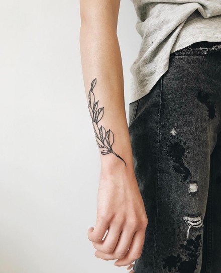 18组简约的植物系纹身作品图案