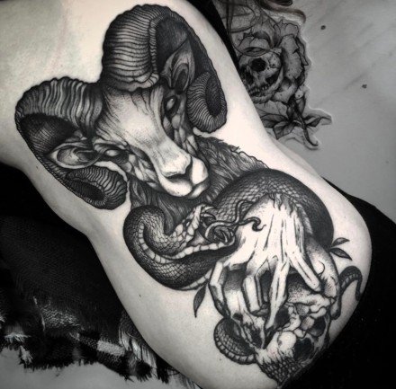 欧美风格的暗黑色点刺纹身作品9张