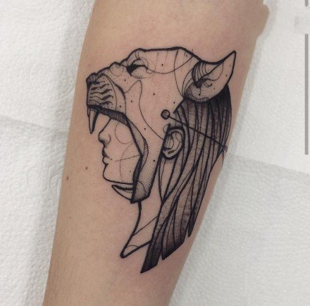 黑灰抽象风格的个性人头纹身图