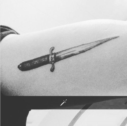 手臂上的一组刀具匕首纹身图案