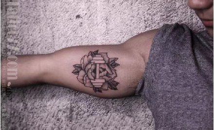 9张男生大臂内侧的小纹身作品欣赏