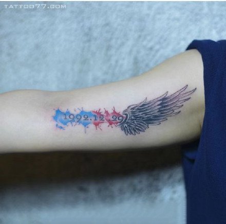 9张男生大臂内侧的小纹身作品欣赏