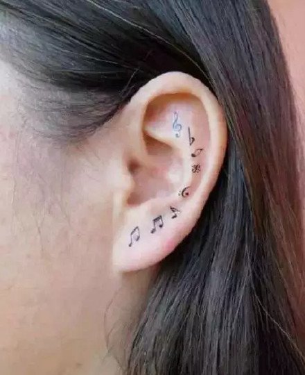 一波纹在耳朵上的小纹身作品