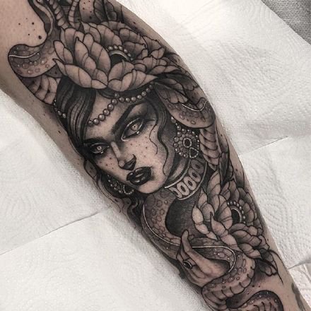 包大臂的9张暗黑女郎纹身图案