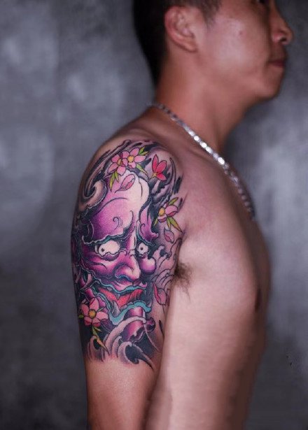 大臂上的9张好看纹身作品图片