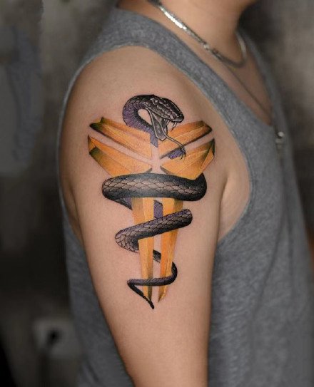 大臂上的9张好看纹身作品图片