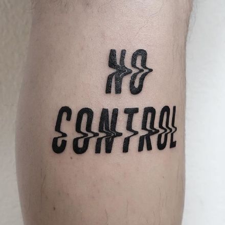 怪异风格的凌乱文字纹身图