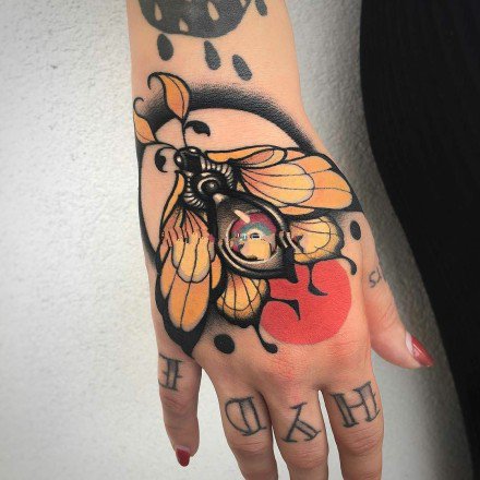 一组school风格的飞蛾纹身图案