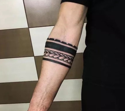 8张黑色的图腾臂环和腿环纹身图案