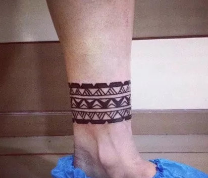 8张黑色的图腾臂环和腿环纹身图案