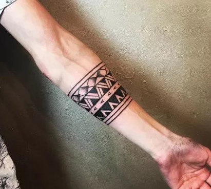 8张黑色的图腾臂环和腿环纹身图案