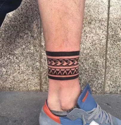 8张黑色的图腾臂环和腿环纹身图案