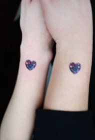 很精致的简约小宝石纹身图片