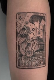 一组黑灰色的塔罗牌主题纹身作品