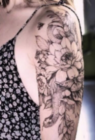 16张小清新的传统素花朵纹身作品
