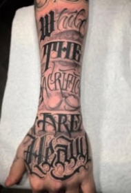 很个性的手背等花体字纹身图片