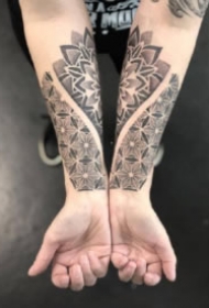 9张包小臂的黑色点刺梵花图腾纹身图案+
