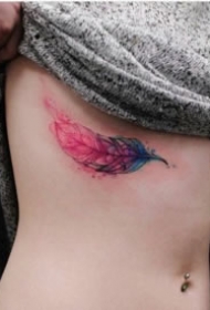 很好看的9张飘逸羽毛纹身图案欣赏