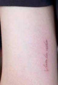 一组特别的极简小字母纹身图片