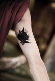 9张男生大臂内侧的小纹身作品欣赏