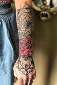 小手臂上的漂亮梵花纹身作品图片