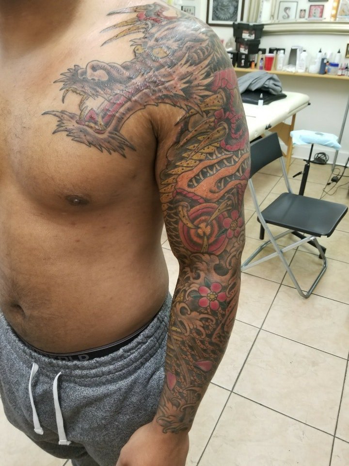 青龙纹身图案 男生身体各部位风格的青龙和龙图腾纹身图案10张